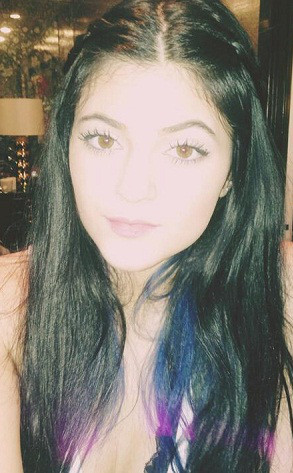 Kylie Jenner Shows Off New Blue Hair Tries Less Makeup Thingsee